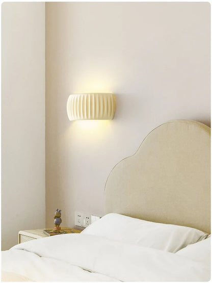 French Resin Wall Lamp – Textured Modern Sconce for Elegant Ambient Lighting